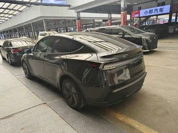 Tesla Model Y 2025