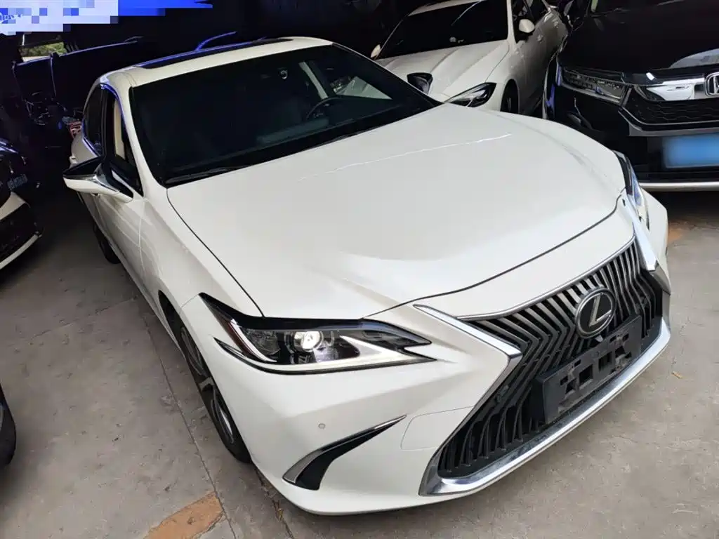 Lexus ES 2018 — фото 22