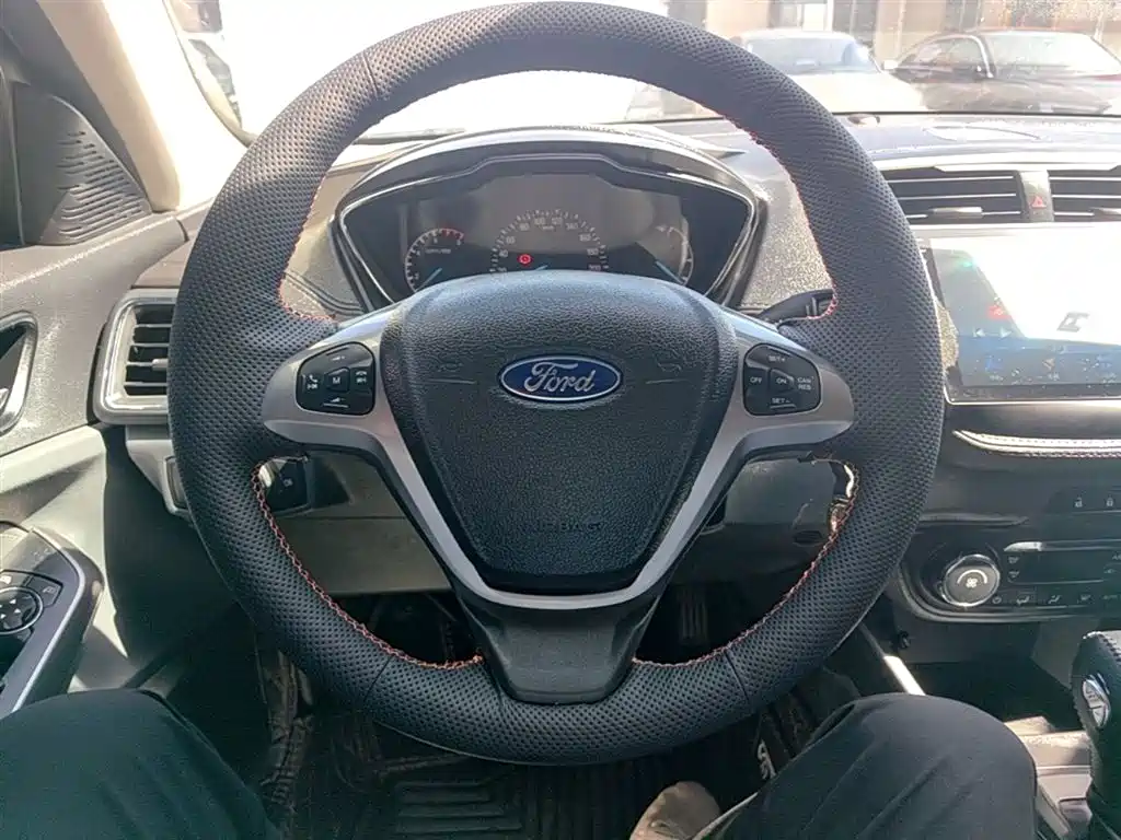 Ford Escort 2016 — фото 11