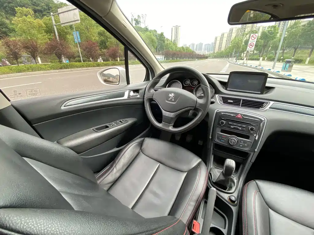 Peugeot 308 2015 — фото 17