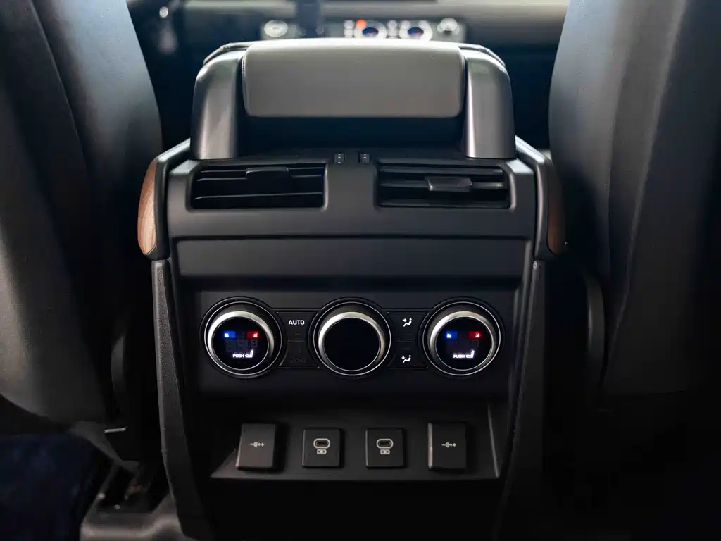 Land Rover Defender 2021 — фото 16