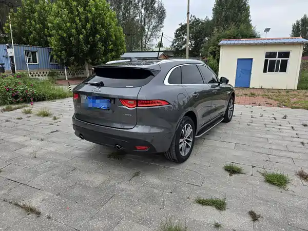 Jaguar F-PACE 2016