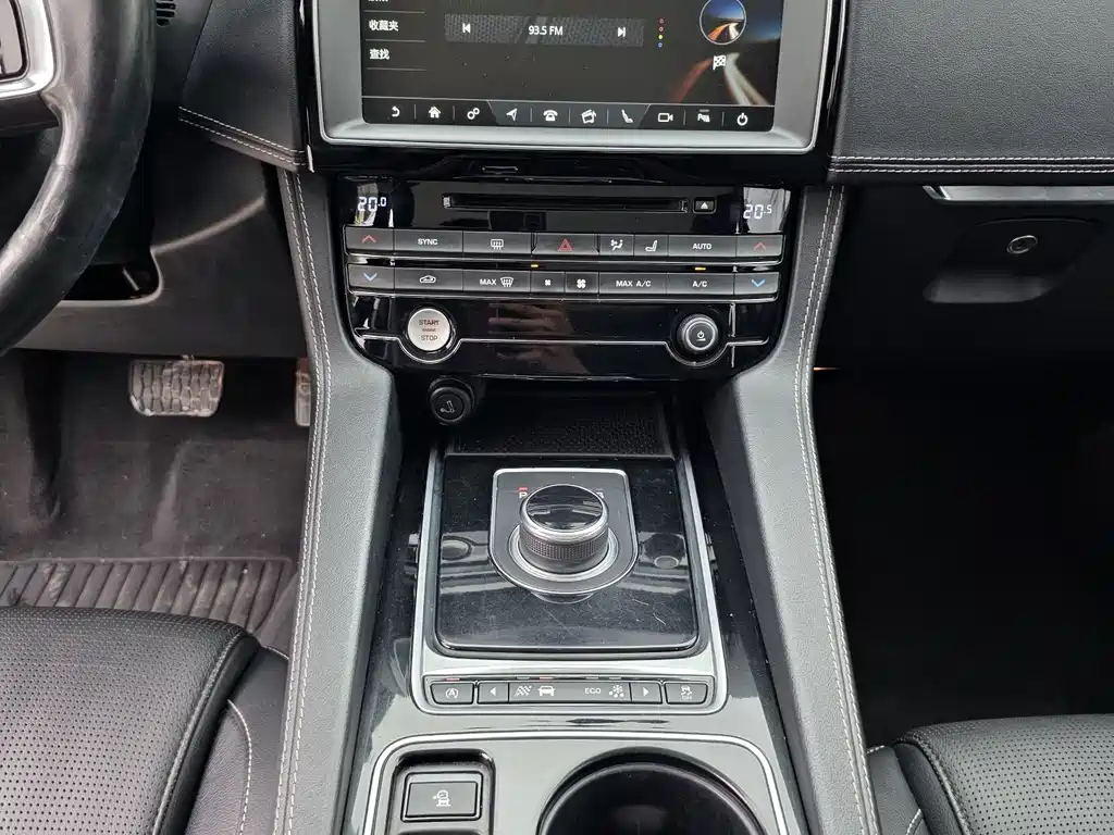Jaguar F-PACE 2016 — фото 16