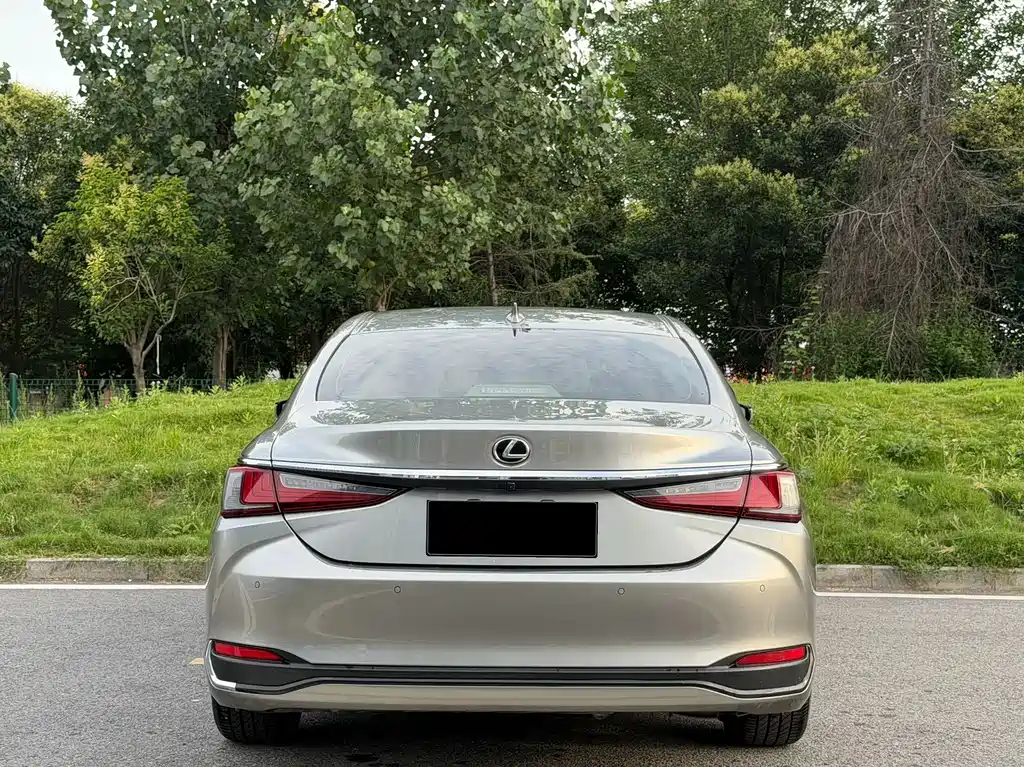 Lexus ES 2020 — фото 17