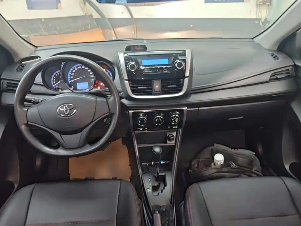 Toyota Yaris L 2017 — фото 10