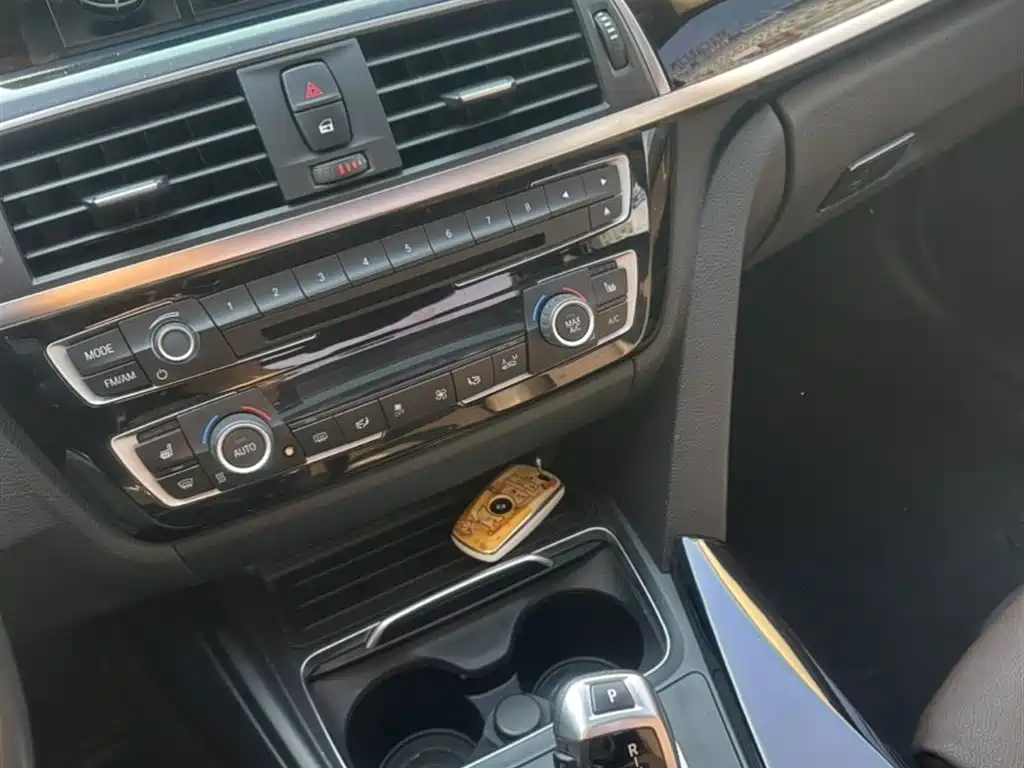 BMW 3 Series 2019 — фото 18