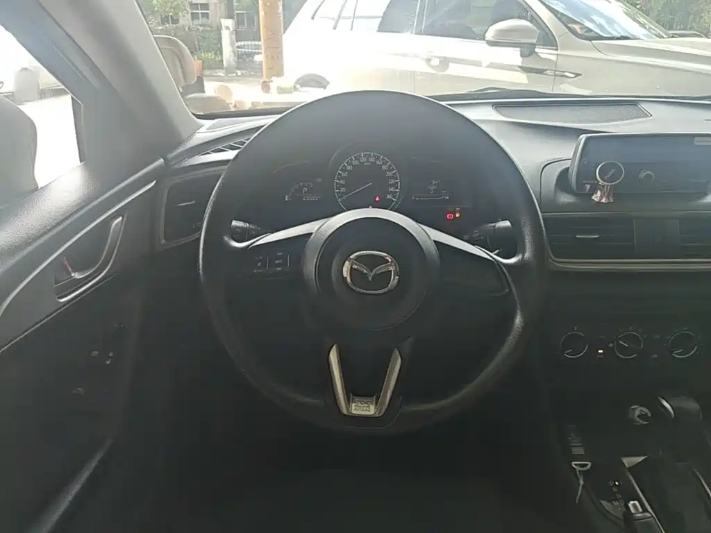 Mazda 3 Axela 2018 — фото 11