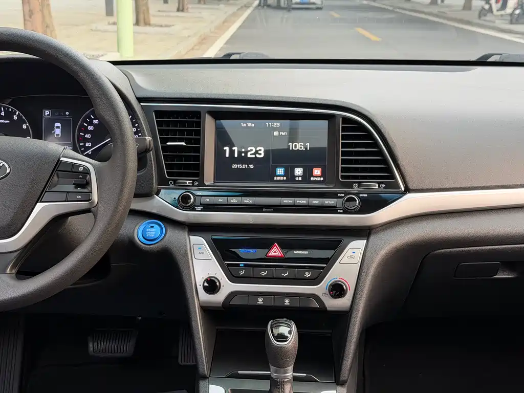 Hyundai Elantra 2017 — фото 12