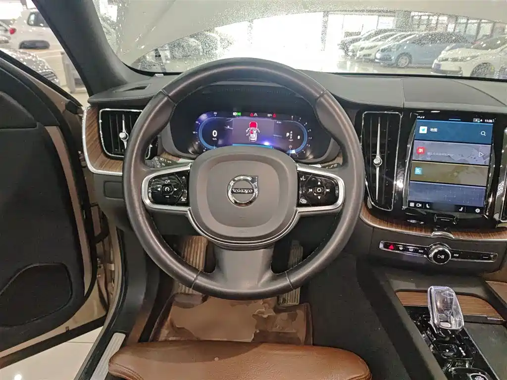 Volvo XC60 2023 — фото 11
