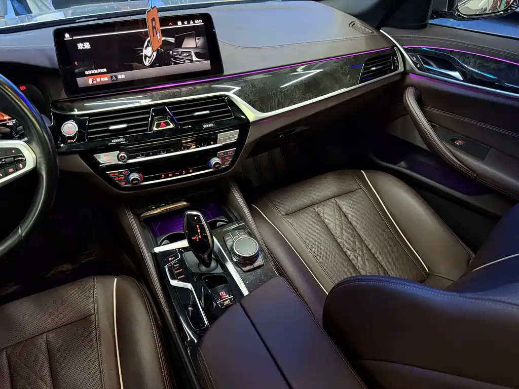 BMW 5 Series 2021 — фото 10
