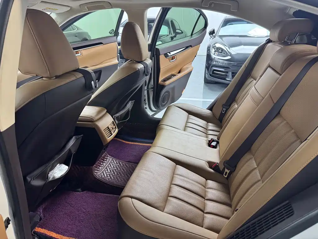Lexus ES 2018 — фото 11