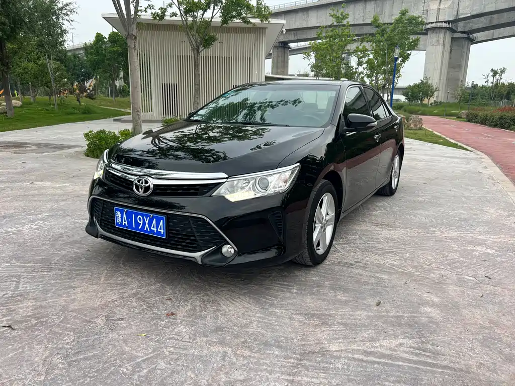 Toyota Camry 2015 — фото 1