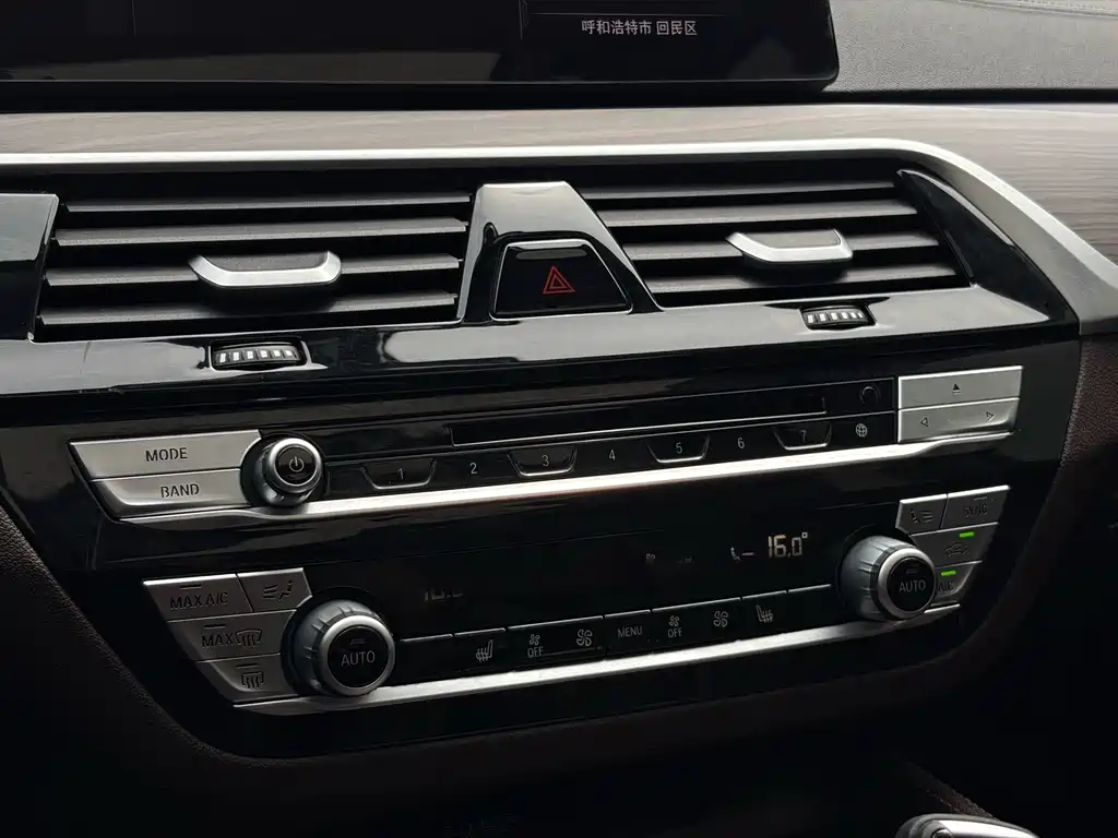 BMW 5 Series 2019 — фото 13