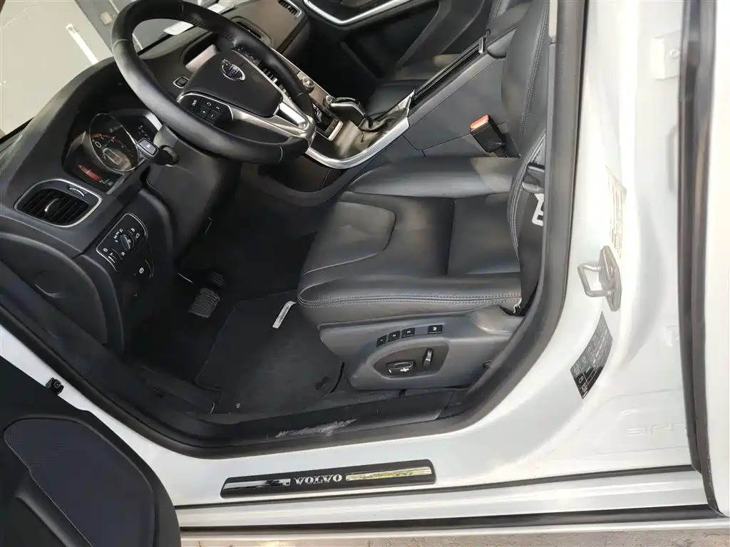 Volvo V60 2016 — фото 11