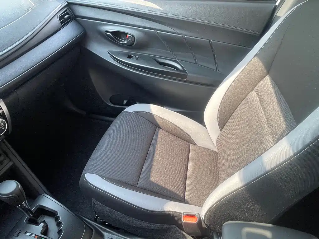 Toyota Yaris L 2022 — фото 12