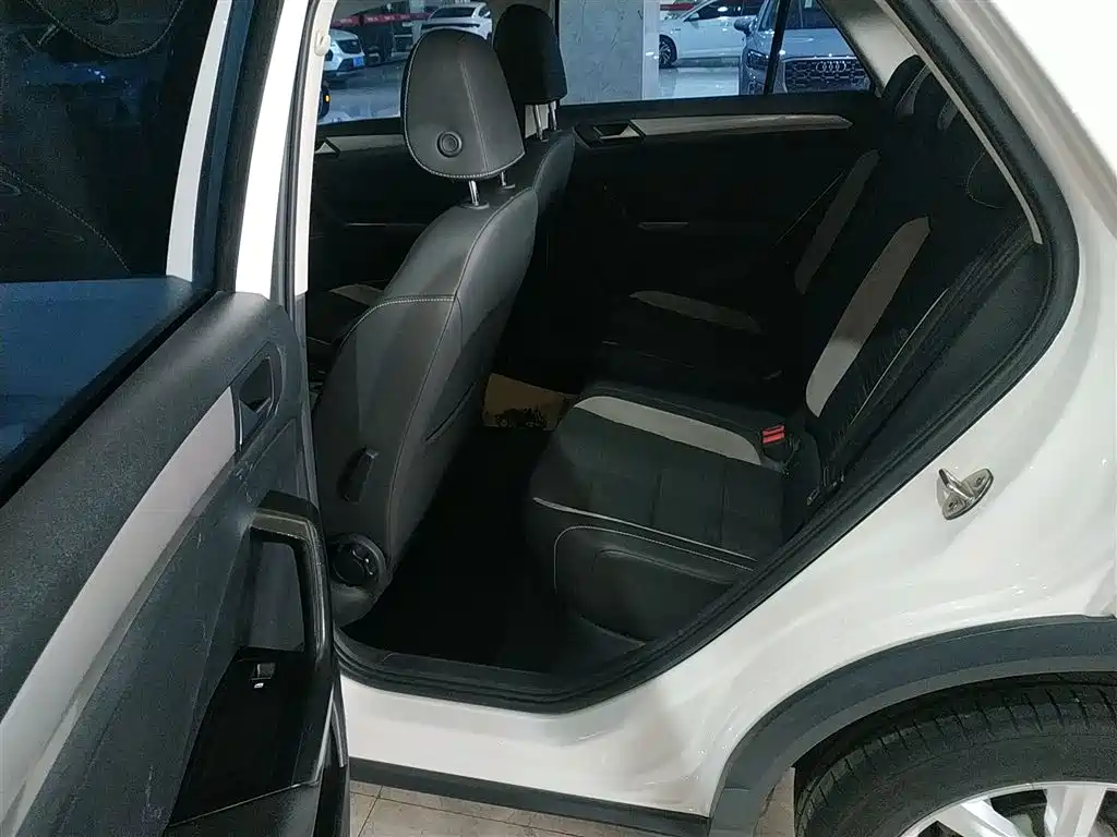 Volkswagen T-Roc 2023 — фото 13