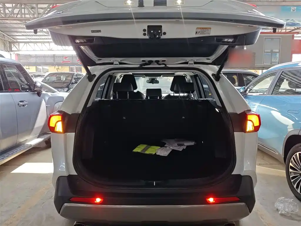 Toyota RAV4 2023 — фото 19