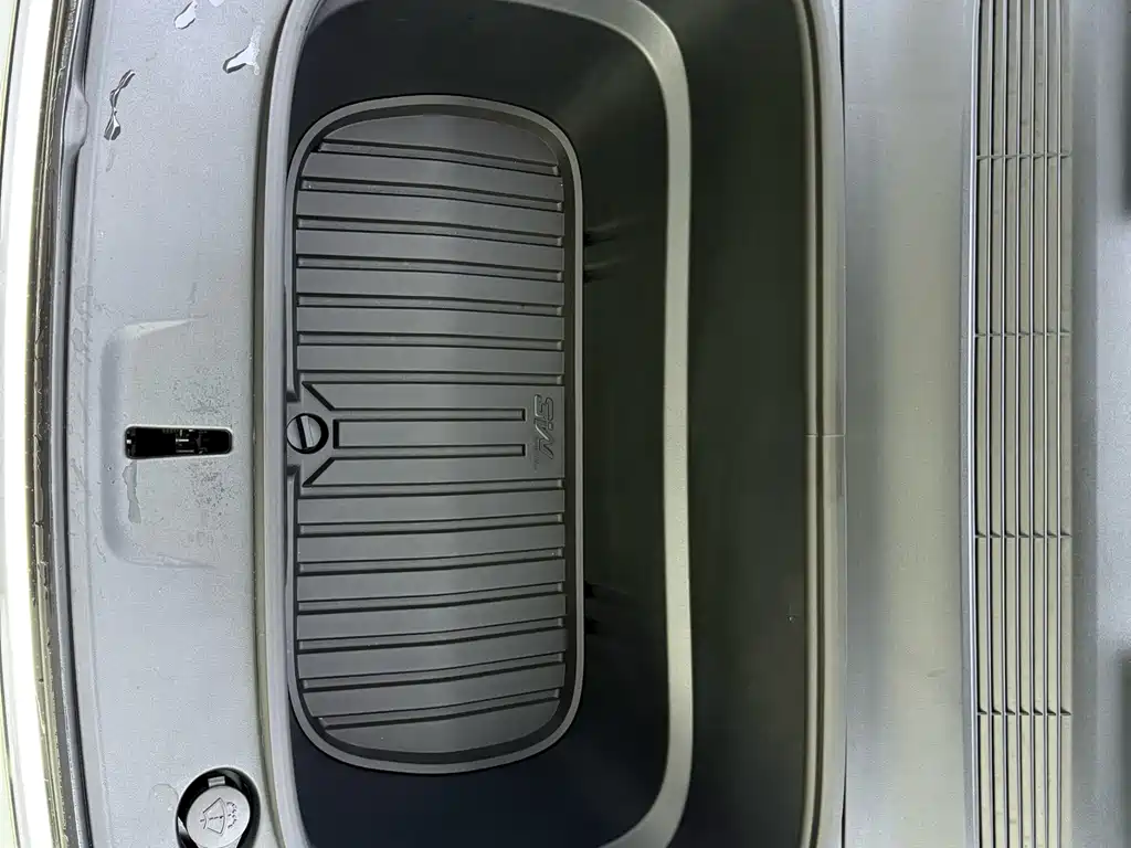 Tesla Model Y L 2026