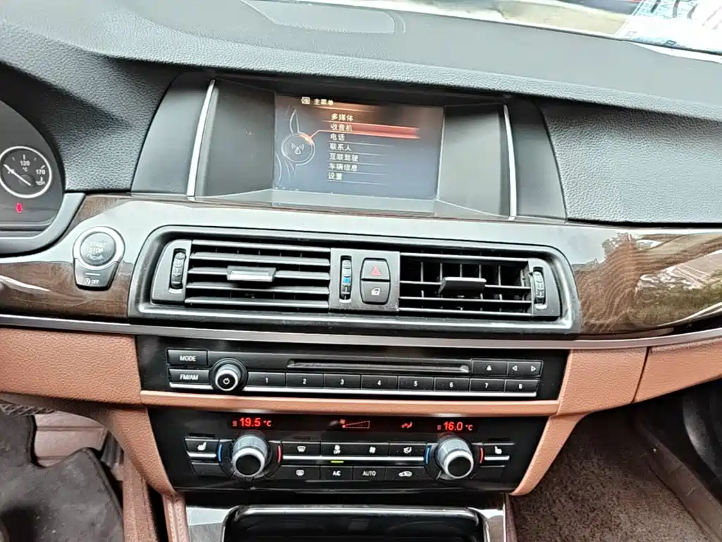 BMW 5 Series 2015 — фото 13