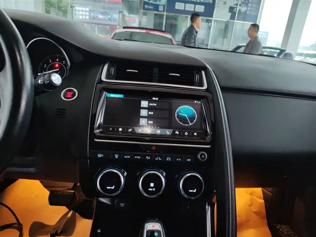 Jaguar E-PACE 2019 — фото 13