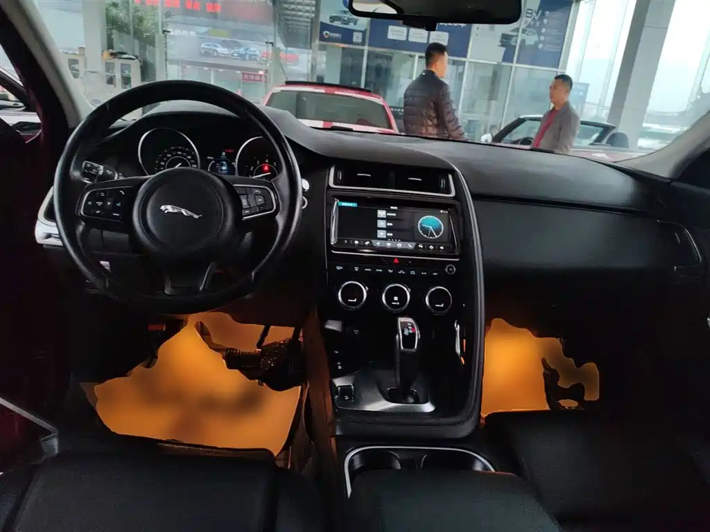 Jaguar E-PACE 2019 — фото 10