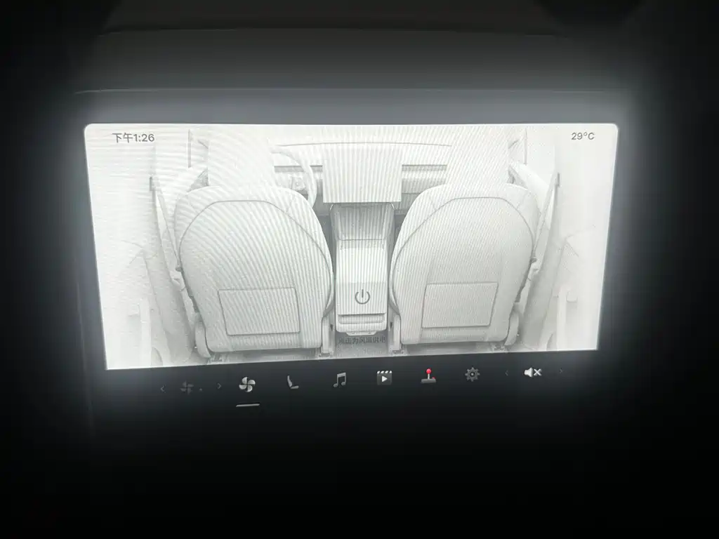 Tesla Model Y 2025 — фото 10