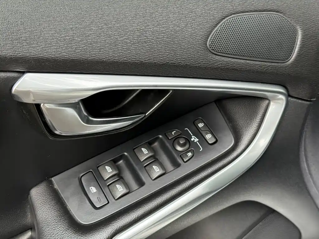 Volvo V40 2015 — фото 13