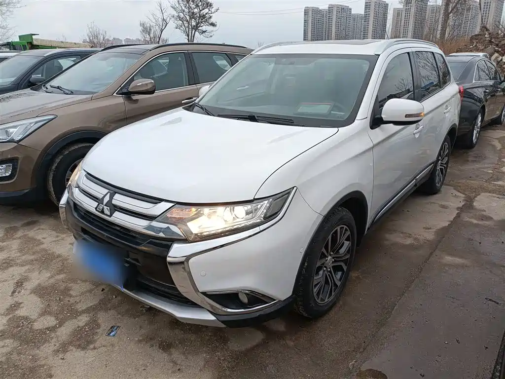 Mitsubishi Outlander 2018 — фото 2
