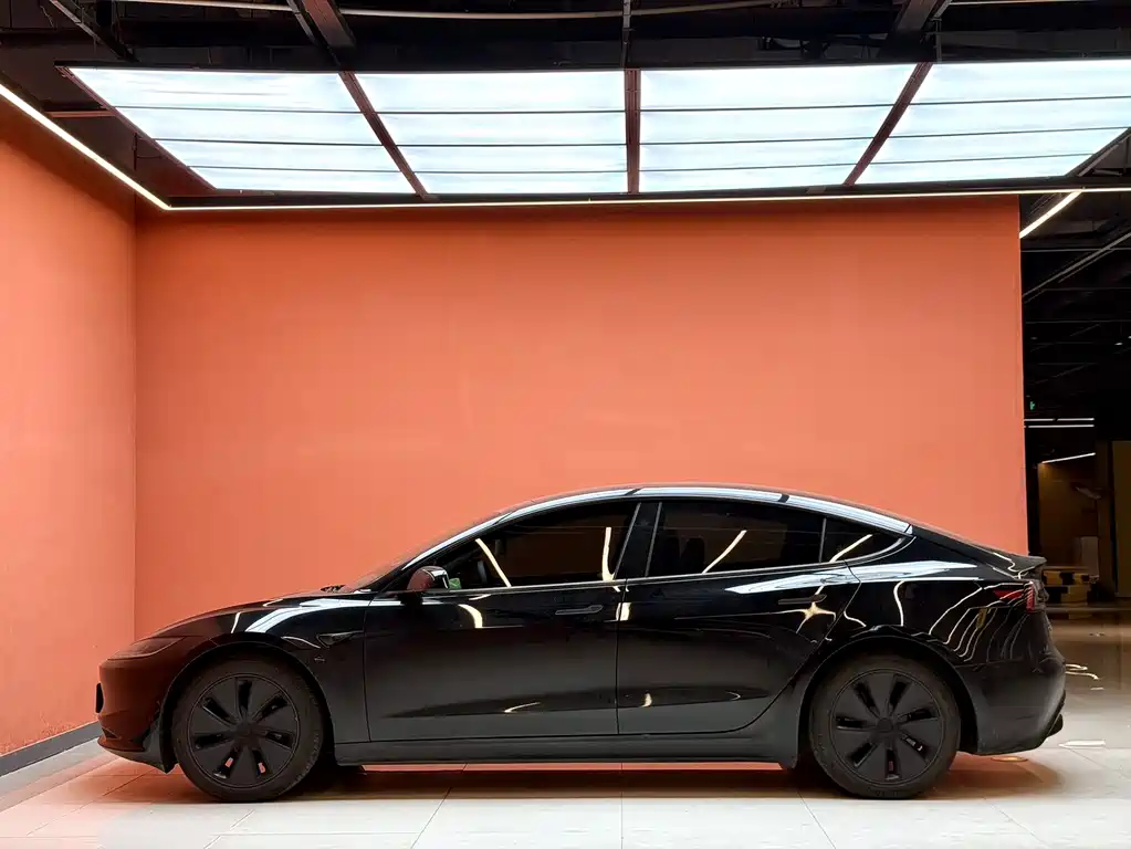 Tesla Model 3 2025 — фото 14