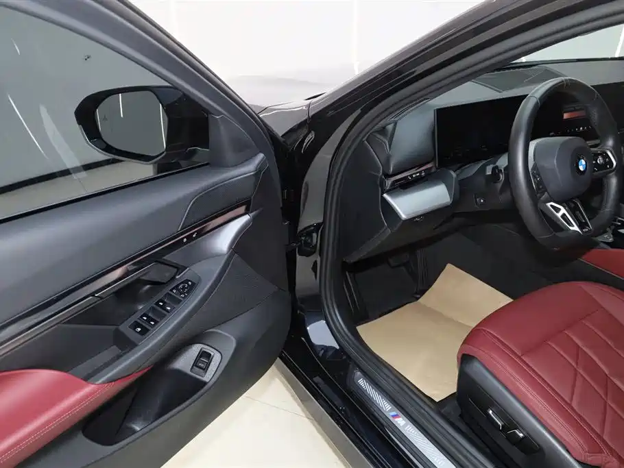 BMW 5 Series 2025 — фото 18