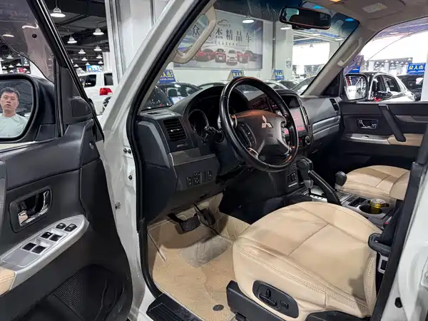 Mitsubishi Pajero 2016