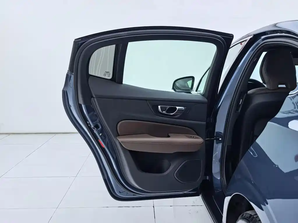 Volvo S60 2023 — фото 20