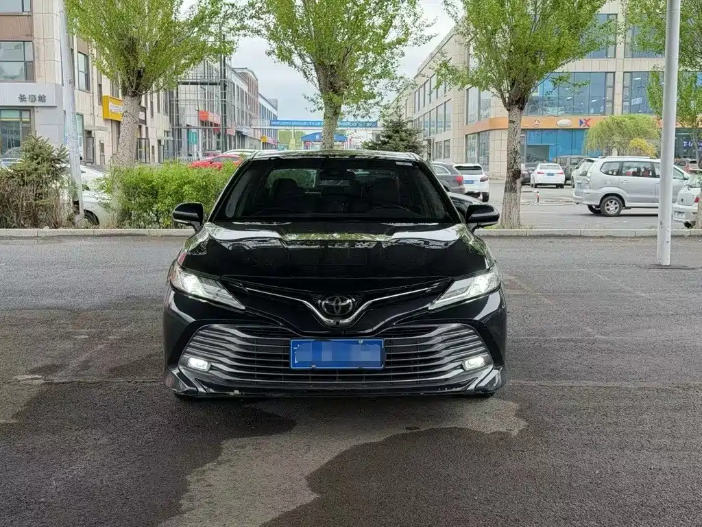 Toyota Camry 2018 — фото 2