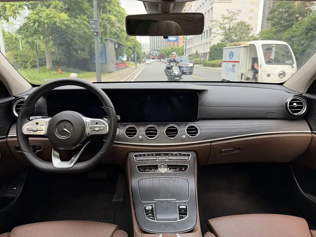 Mercedes-Benz E-Class 2020 — фото 18