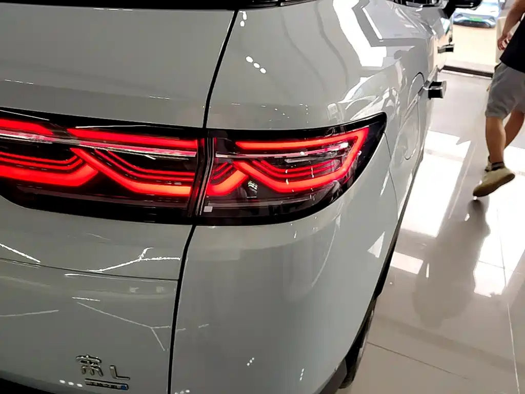 BYD Song L DM-i 2025 — фото 8