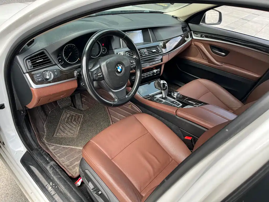 BMW 5 Series 2017 — фото 12