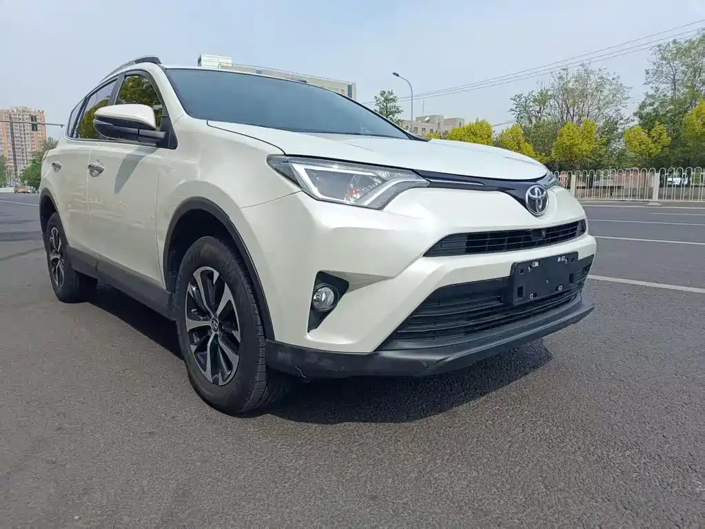 Toyota RAV4 2018 — фото 3