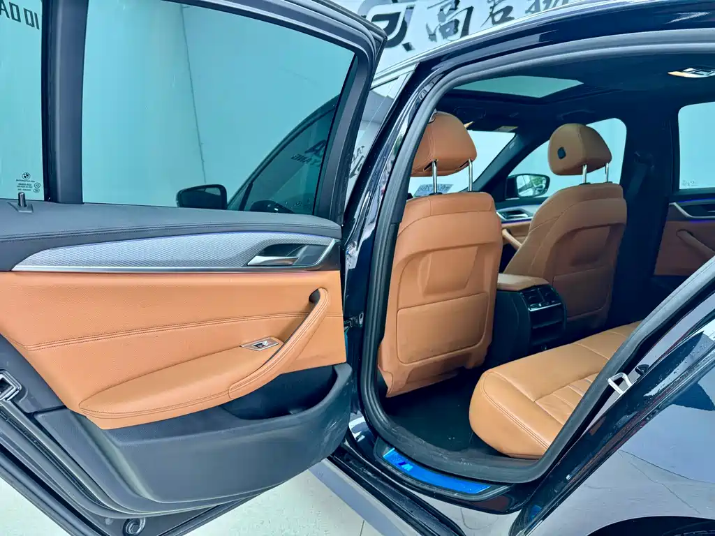 BMW 5 Series 2019 — фото 9