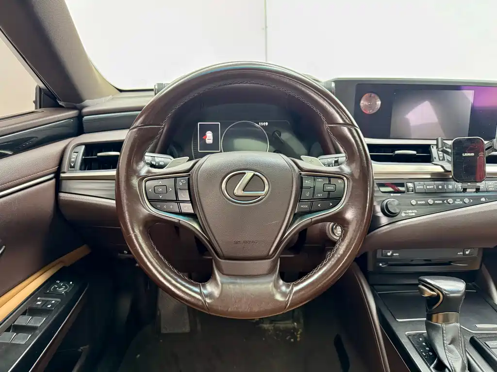 Lexus ES 2019 — фото 16