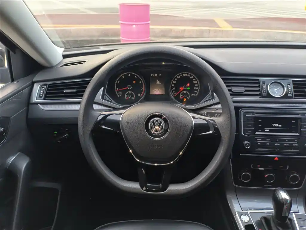 Volkswagen Passat 2017 — фото 11