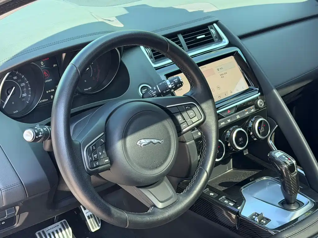 Jaguar E-PACE 2021 — фото 10