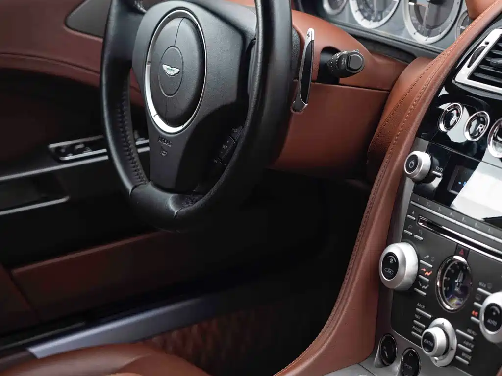 Aston Martin Rapide 2011 — фото 16