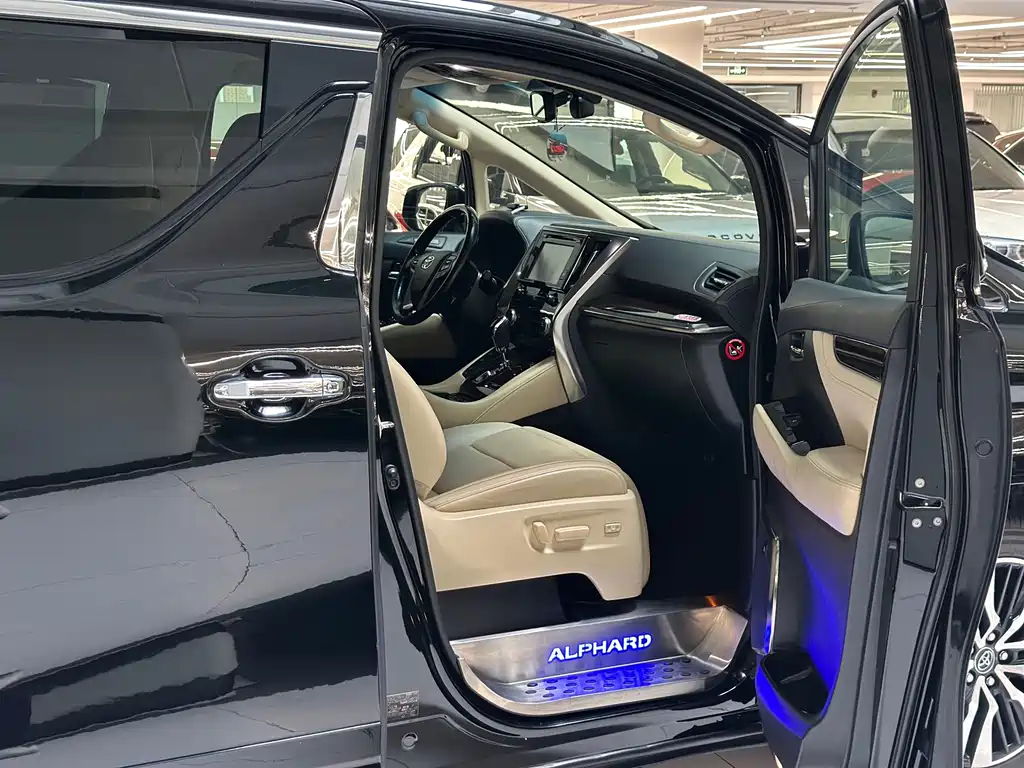 Toyota Alphard 2017 — фото 8