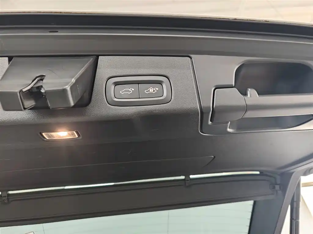 Volvo XC60 2022 — фото 19