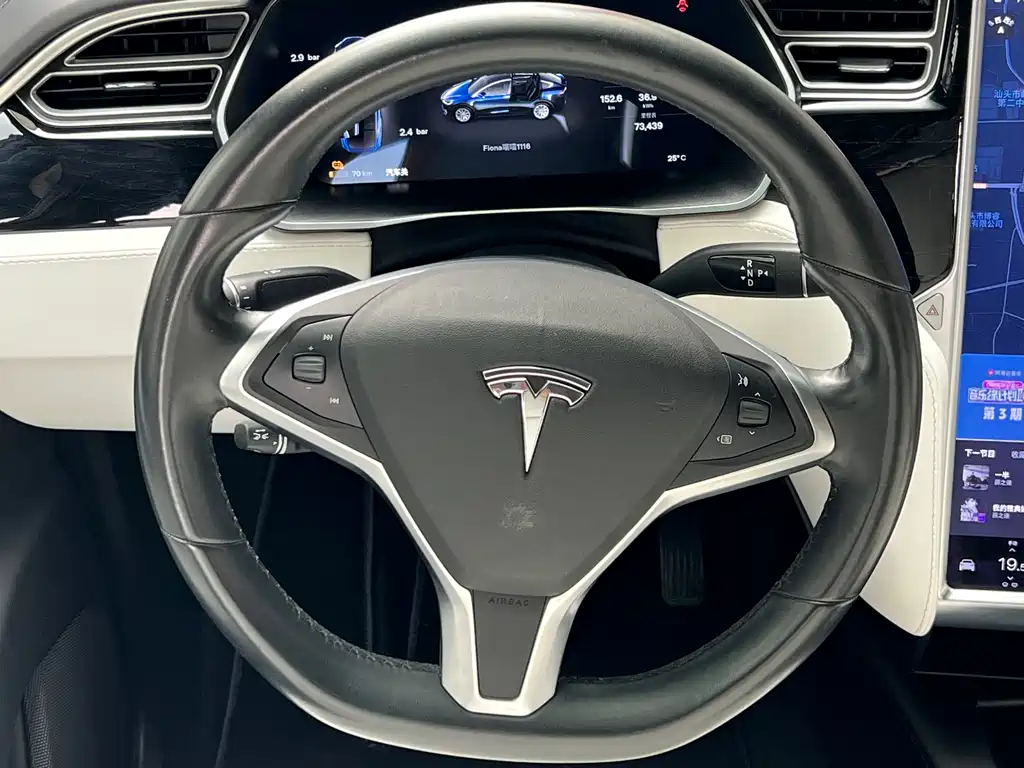 Tesla Model X 2017 — фото 15