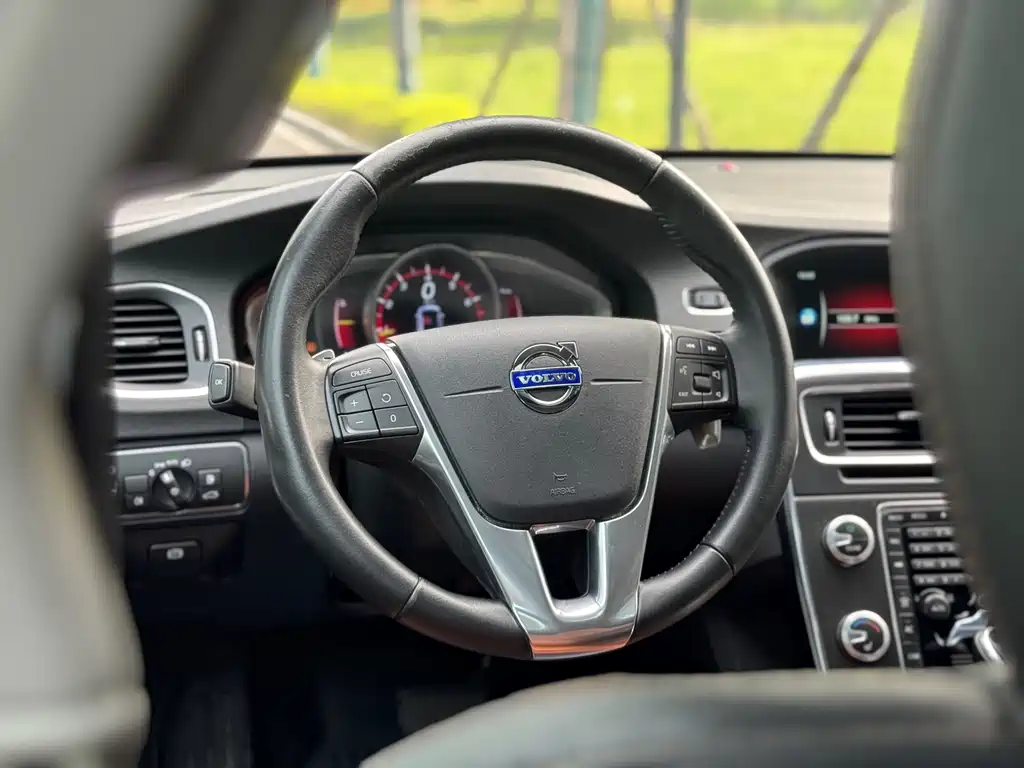 Volvo V60 2016 — фото 10