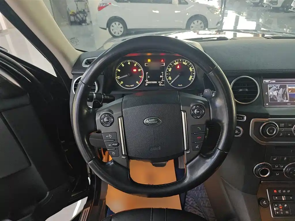 Land Rover Discovery 2016 — фото 11