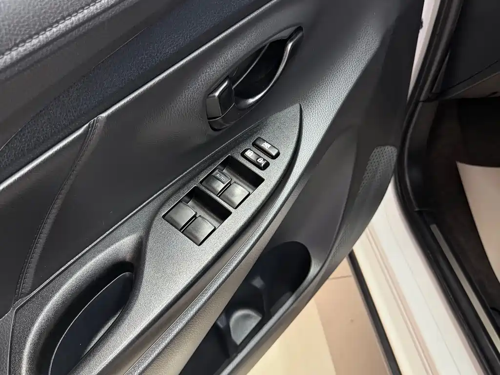 Toyota Yaris L 2022 — фото 11