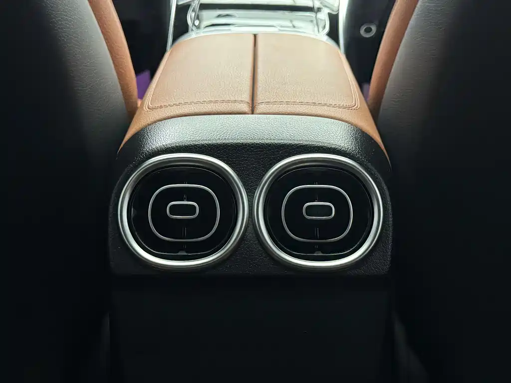 Mercedes-Benz C-Class 2023 — фото 16