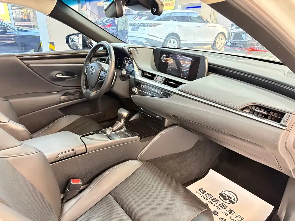 Lexus ES 2020 — фото 16